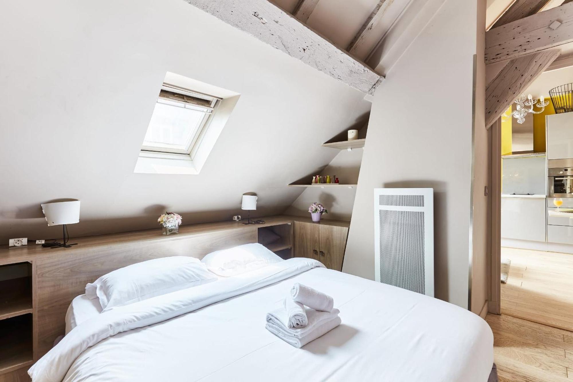 פריז Place Des Vosges - 1Br With Balcony - Cityapartmentstay מראה חיצוני תמונה