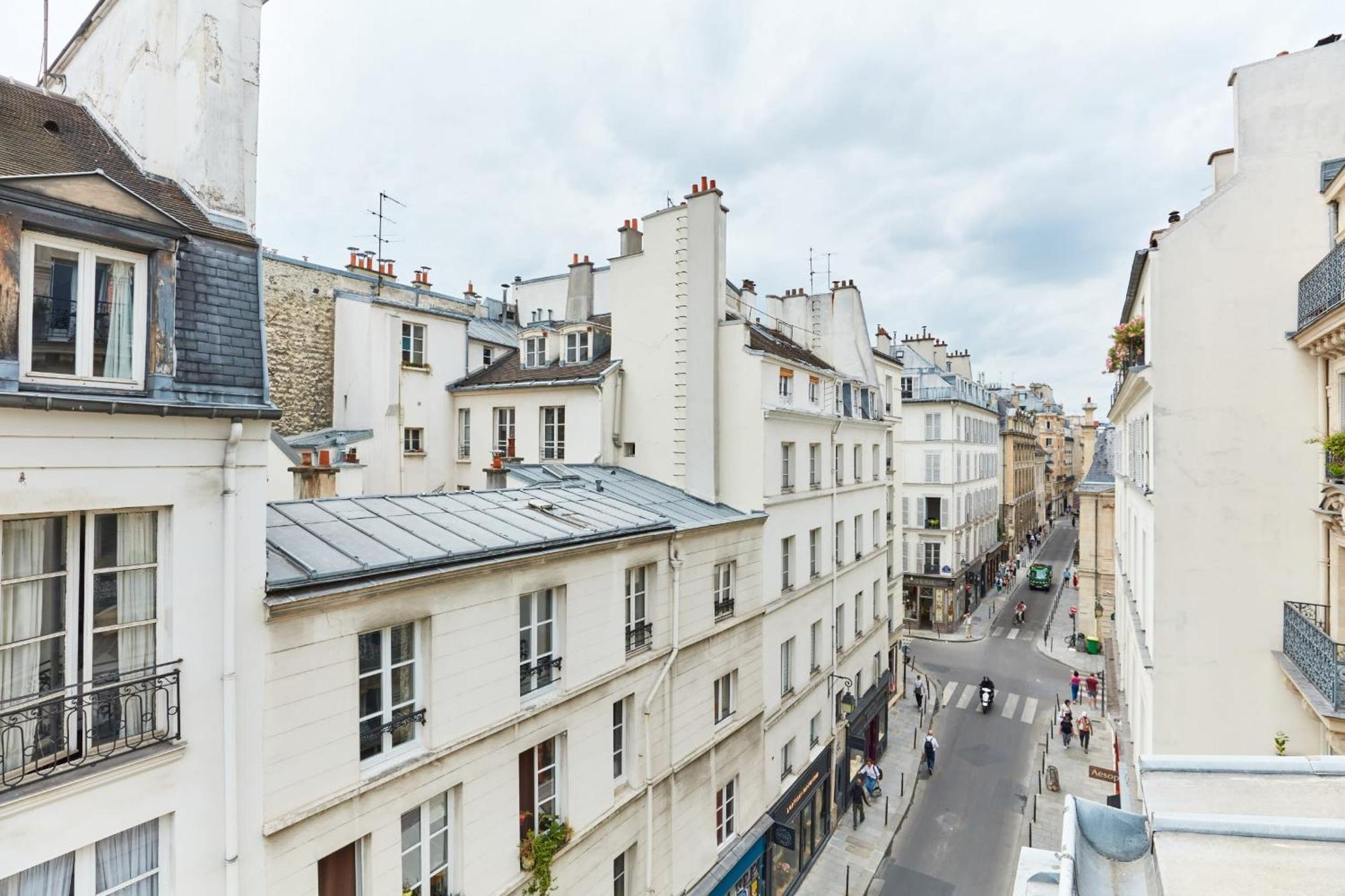 פריז Place Des Vosges - 1Br With Balcony - Cityapartmentstay מראה חיצוני תמונה